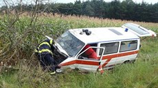 U obce Láz poblíž Kladrub havarovala převozová sanitka, střetla se s osobním... U obce Láz poblíž Kladrub havarovala převozová sanitka, střetla se s osobním...