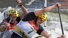 Čeští deblkanoisté Ondřej Karlovský (vpředu) a Jakub Jáně obsadili v Troji... Čeští deblkanoisté Ondřej Karlovský (vpředu) a Jakub Jáně obsadili v Troji...