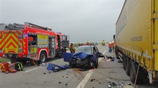 Hasiči odklízejí následky nehody, při které se na dálnici D1 u Bílova na... Hasiči odklízejí následky nehody, při které se na dálnici D1 u Bílova na...