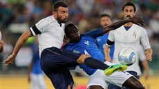 Andrea Barzagli (vlevo) z Itálie v souboji s Raphaelem Varanem z Francie. Andrea Barzagli (vlevo) z Itálie v souboji s Raphaelem Varanem z Francie.