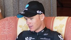 S BOLESTÍ VE TVÁI. Chris Froome ve lutém dresu lídra Tour. Naváe letos na pedchozí triumfy?