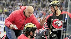 Znojemský trenér Jiří Žůrek hovoří ke svým svěřencům. Znojemský trenér Jiří Žůrek hovoří ke svým svěřencům.