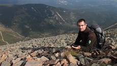 Radek Drahný ukazuje lipnici plihou, vysokohorský druh trávy, který poprvé... Radek Drahný ukazuje lipnici plihou, vysokohorský druh trávy, který poprvé...