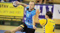 VE VÝSKOKU. Plzeňský házenkář Jakub Tonar (s míčem) se snaží prosadit přes... VE VÝSKOKU. Plzeňský házenkář Jakub Tonar (s míčem) se snaží prosadit přes...