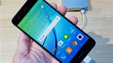 Smartphone Huawei Nova na veletrhu IFA v Berlíně Smartphone Huawei Nova na veletrhu IFA v Berlíně