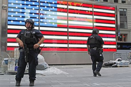 V New Yorku hlídají policisté po sobotní explozi na Manhattanu (19.9.2016).