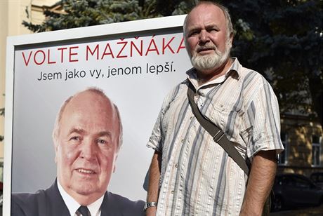 Dvakrát Pavel Marek. Na billboardu jako prezidentský kandidát Maák a v civilu.