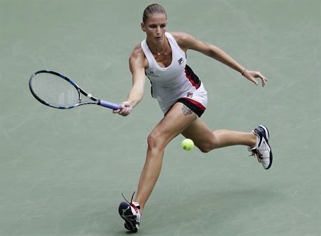 Karolína Plíková se chystá na úder ve finále tenisového US Open na dvorci...