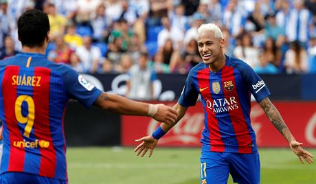 Hvzdy Barcelony Neymar a Luis Surez v utkn proti novkovi panlsk ligy...