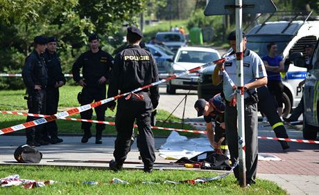 Policisté na míst inu v ulici U baantnice v Karviné-Novém Mst. (12. záí...