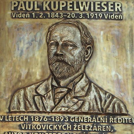 Pamtní deska na Paula Kupelwiesera nyní zdobí radnici v Ostrav-Vítkovicích....