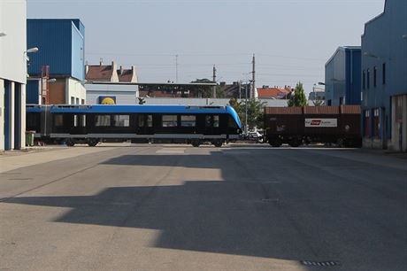 Ped transportem se k souprav pipoj ochrann vozy a hadice brzdn soustavy.