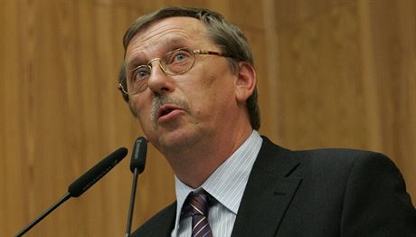 Sociálndemokratický senátor za Olomoucko Martin Tesaík, který v podzimních volbách obhajuje mandát na dalích est let, elí kritice kvli volebním plakátm.