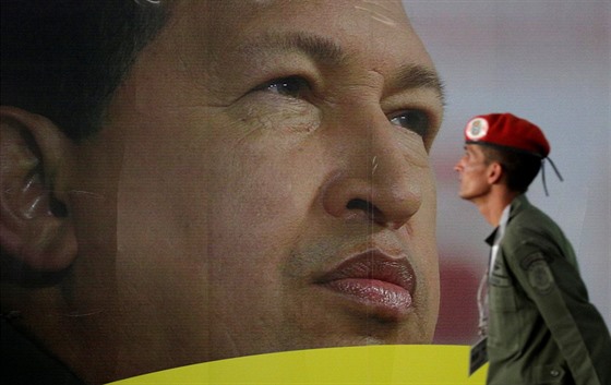 Voják u portrétu bývalého prezidenta Venezuely Hugo Cháveze. (15.9.2016)