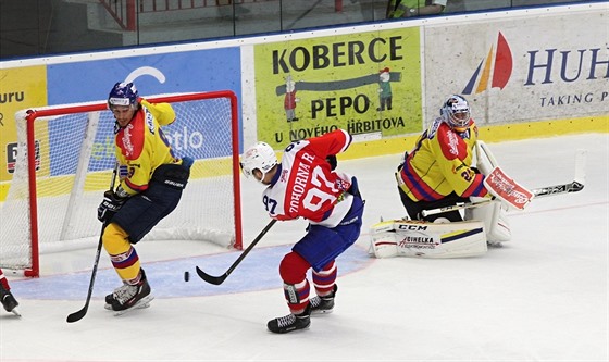 Tebíský hokejista Radim Zohorna dává gól v utkání s eskými Budjovicemi.