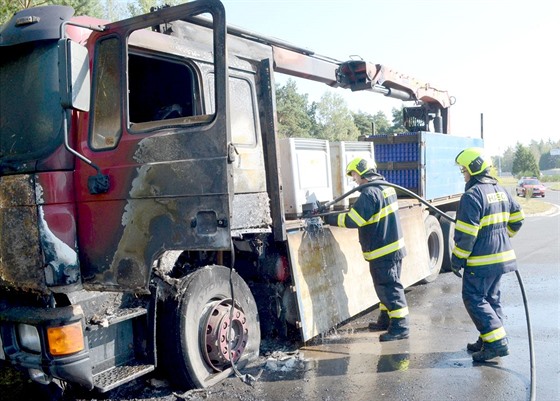 Poár zachvátil na D6 nákladní auto peváející akumulátory.