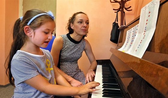 Olena Pereverzieva zaala uit na klavír v aské Základní umlecké kole...