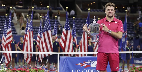výcarský tenista Stan Wawrinka pózuje s trofejí pro vítze US Open.