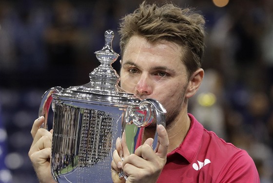 výcarský tenista Stan Wawrinka líbá trofej pro vítze US Open.