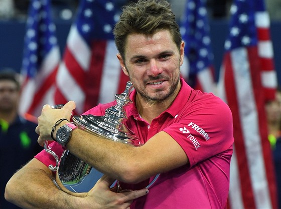 výcarský tenista Stan Wawrinka laská trofej pro vítze US Open.