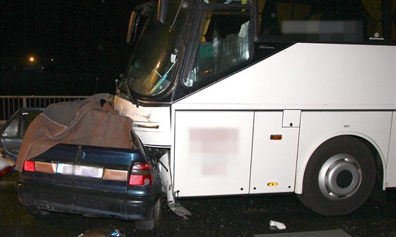 tyi lidé zemeli v sobotu veer pi nehod osobního automobilu s autobusem v...