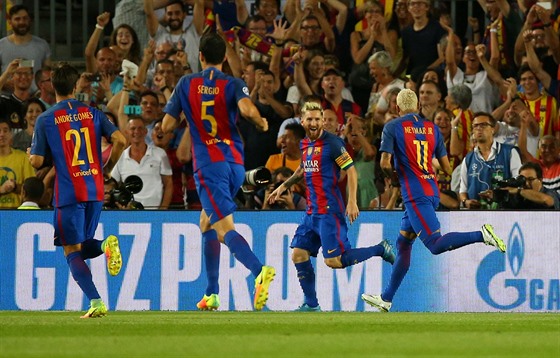 Fotbalisté Barcelony slaví rychlý gól do sít Celticu, postaral se o nj Lionel...