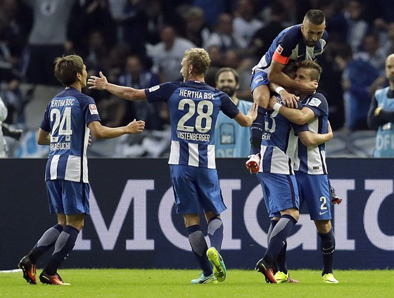 Fotbalisté Herthy Berlín oslavují gól proti Schalke 04.