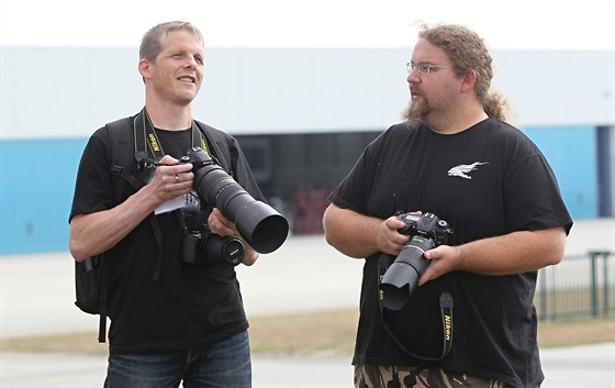 Planespottei Miroslav Fousek (vlevo) a Jaroslav Vysoký patí ke komunit,...