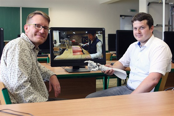 Petr Najman (vpravo) a Jan Koprnický. V pozadí na videu práce s bionickou rukou.