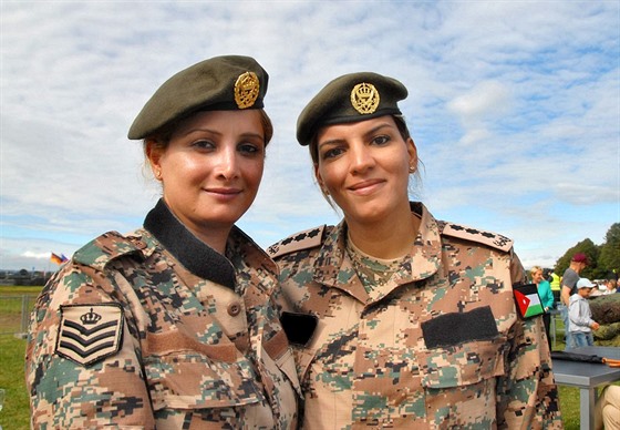 Aríd H. Haddadin (vpravo) a Amíra al-Daajeh, elitní vojaky jordánské armády....