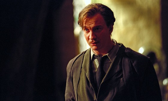 Postava vlkodlaka a uitele Remuse Lupina (David Thewlis) ve filmu Harry Potter...