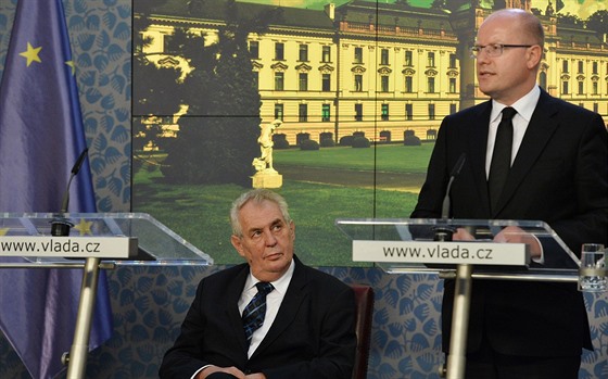 Prezident Milo Zeman a premiér Bohuslav Sobotka na archivním snímku