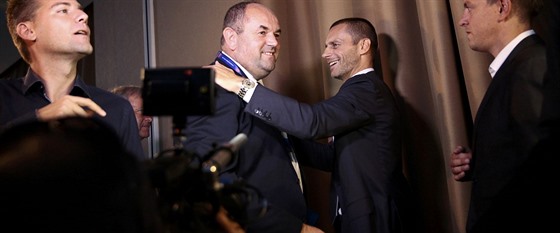 Miroslav Pelta (vlevo) a prezident Evropské fotbalové unie UEFA Aleksander eferin na archivním snímku