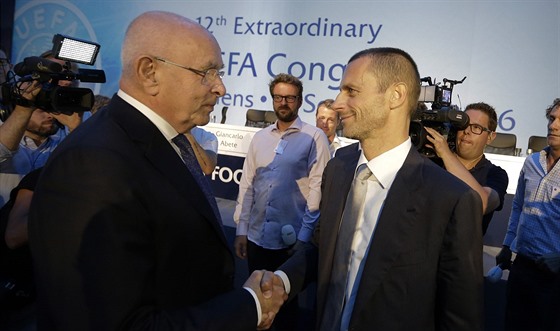 Nový pedseda Evropské fotbalové unie (UEFA) Aleksander eferin (vpravo)...