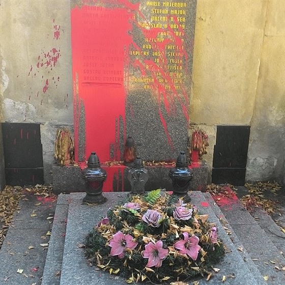 Neznámý vandal polil hrob Klementa Gottwalda na Olanských hbitovech rudou...
