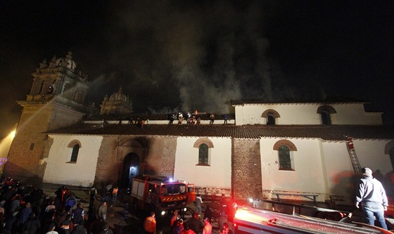 Kostel svatého Sebastiana v peruánském mst Cuzco zachvátil v noci z pátku na...
