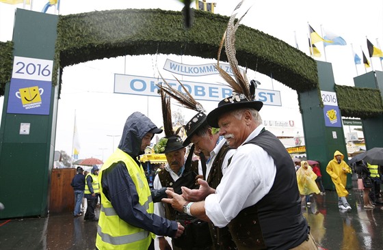 Strach, bezpenostní kontroly i patné poasí se podílejí na tom, e úvod letoního Oktoberfestu byl letos návtvnicky slabý.