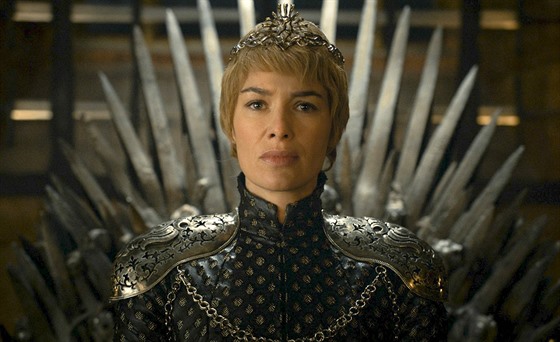 Na elezném trnu nyní sedí královna Cersei z rodu Lannister.