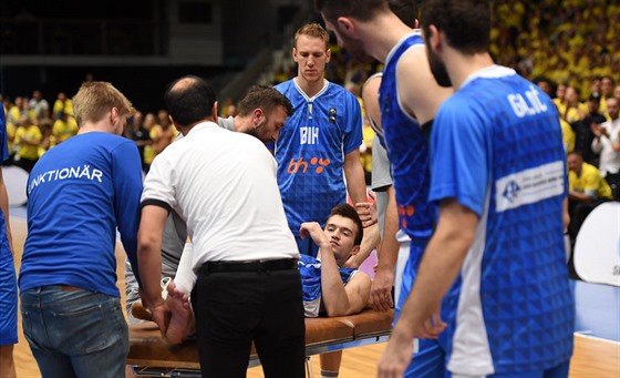 Bosenský basketbalista Nedim Buza si v utkání evropské kvalifikace se védskem...