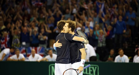 Andy Murray (vpravo) slaví s bratrem Jamiem vítzství ve tyhe v semifinále...