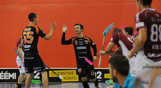 Florbalisté Bulldogs Brno slaví gól do sít Sparty.
