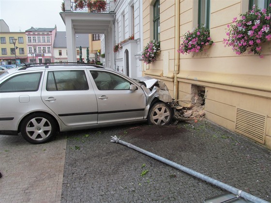 idi se speciáln upraveným vozem narazil do budovy radnice v Hluín.