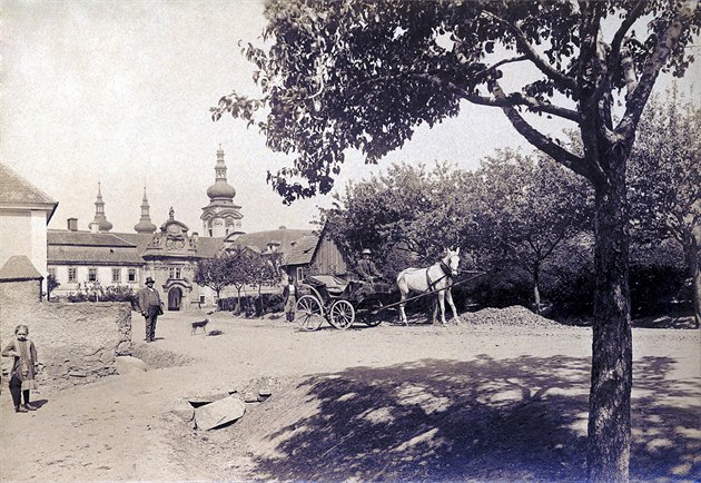 Fotografie areálu v Doksanech poízená Frantikem Krátkým kolem roku 1885, kdy...