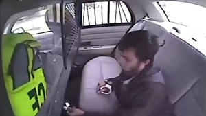 Jak se dostat z policejního auta pomocí zapalovae