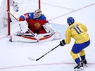 Sergej Bobrovskij vyráí stelu Mikaela Backlunda v utkání mezi védskem a...