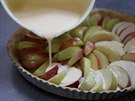 Jablka polijte smetanou rozlehanou s vajky (viz recept).