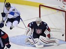 Clonící finský hokejista Leo Komarov nadskoil ped letícím pukem a americký...