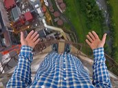 Pár vylezl na 180 metrů vysoký komín Pár vylezl na 180 metrů vysoký komín