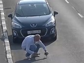 Řidič zastavil na velmi frekventované silnici, aby zachránil život malému... Řidič zastavil na velmi frekventované silnici, aby zachránil život malému...