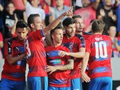 VYROVNÁNO. Fotbalisté Plzně se radují z gólu Marka Bakoše (druhý zleva). VYROVNÁNO. Fotbalisté Plzně se radují z gólu Marka Bakoše (druhý zleva).